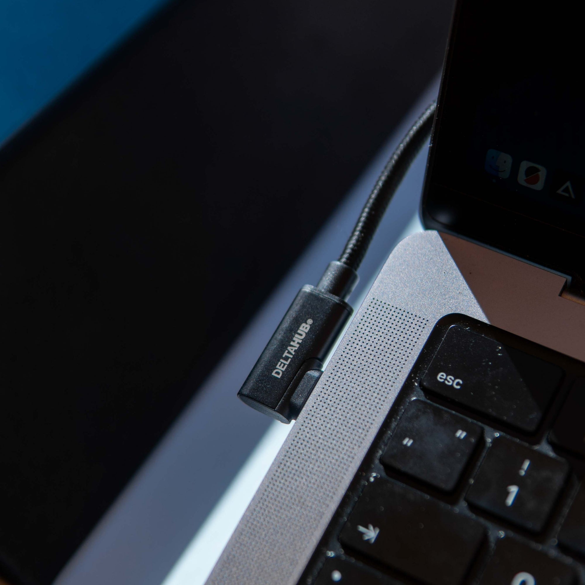 USB-C Cable – Short 90° Right-Angle (18 cm / 7in)