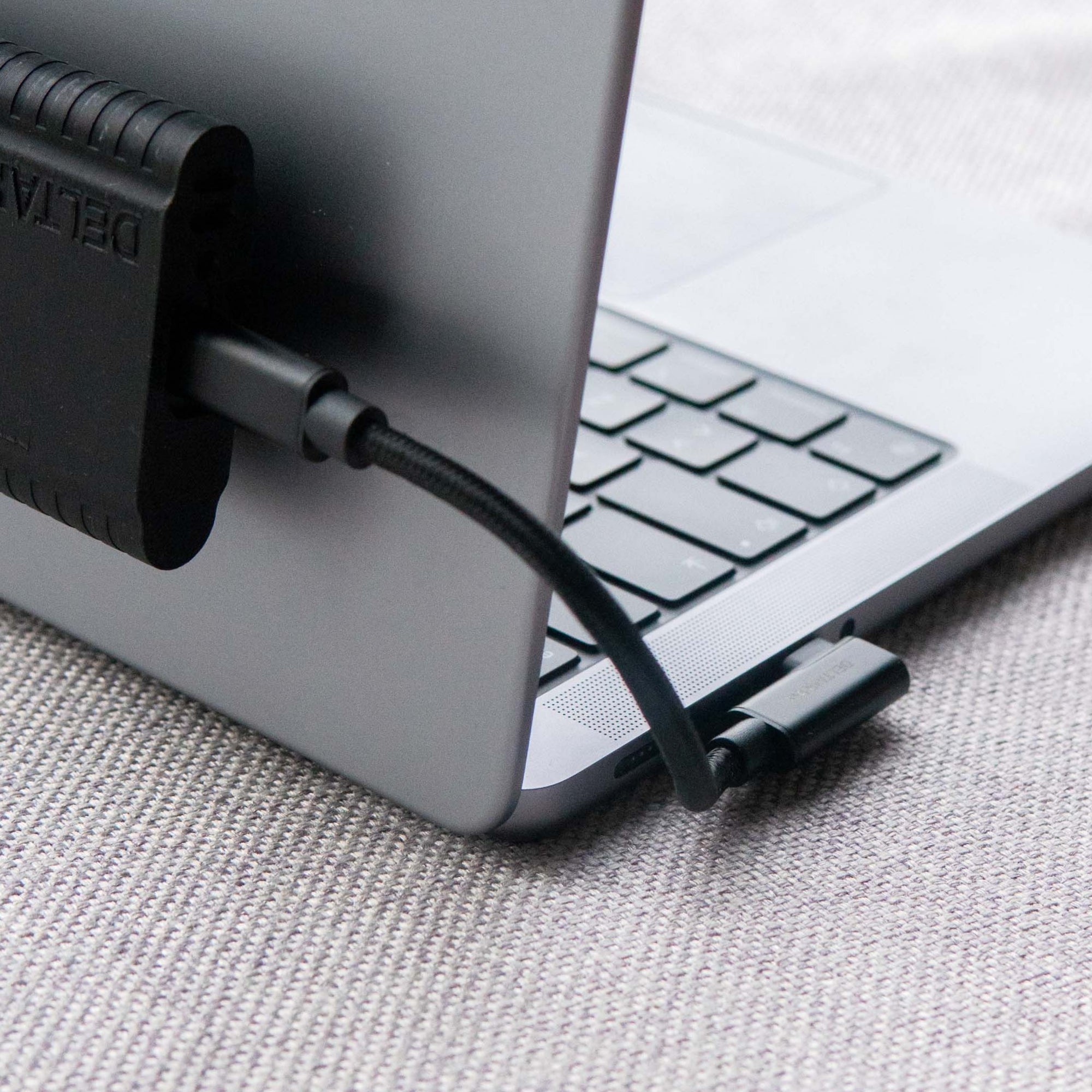 USB-C Cable – Short 90° Right-Angle (18 cm / 7in)