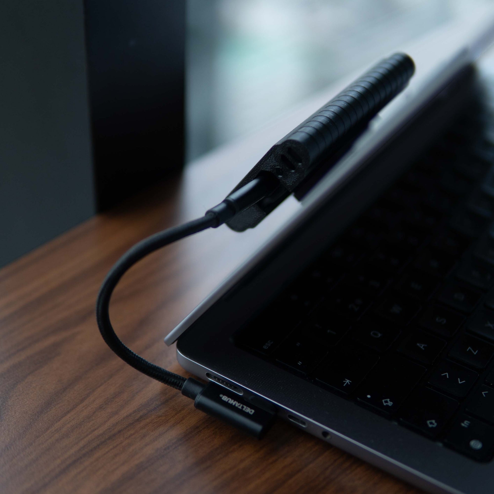 USB-C Cable – Short 90° Right-Angle (18 cm / 7in)